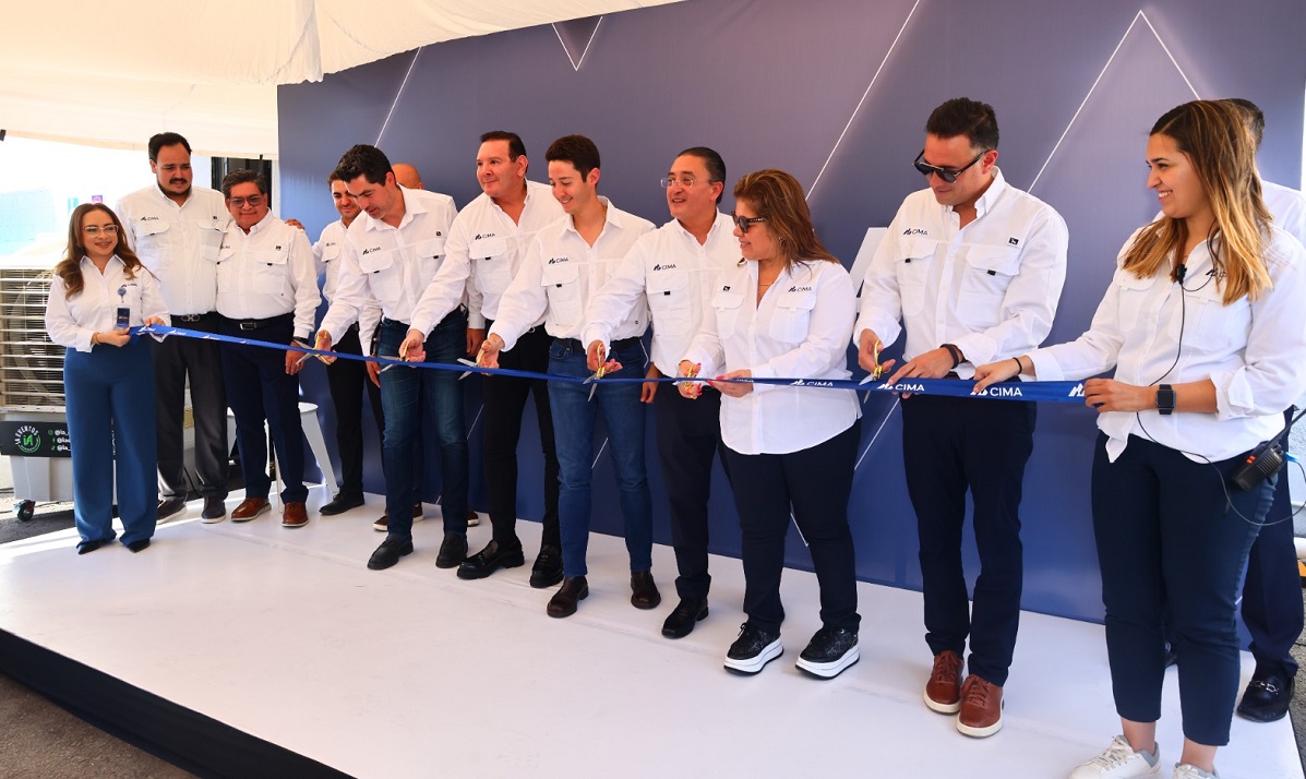 Equipo CIMA en corte de listón del nuevo Cedis. (Raúl Luna)