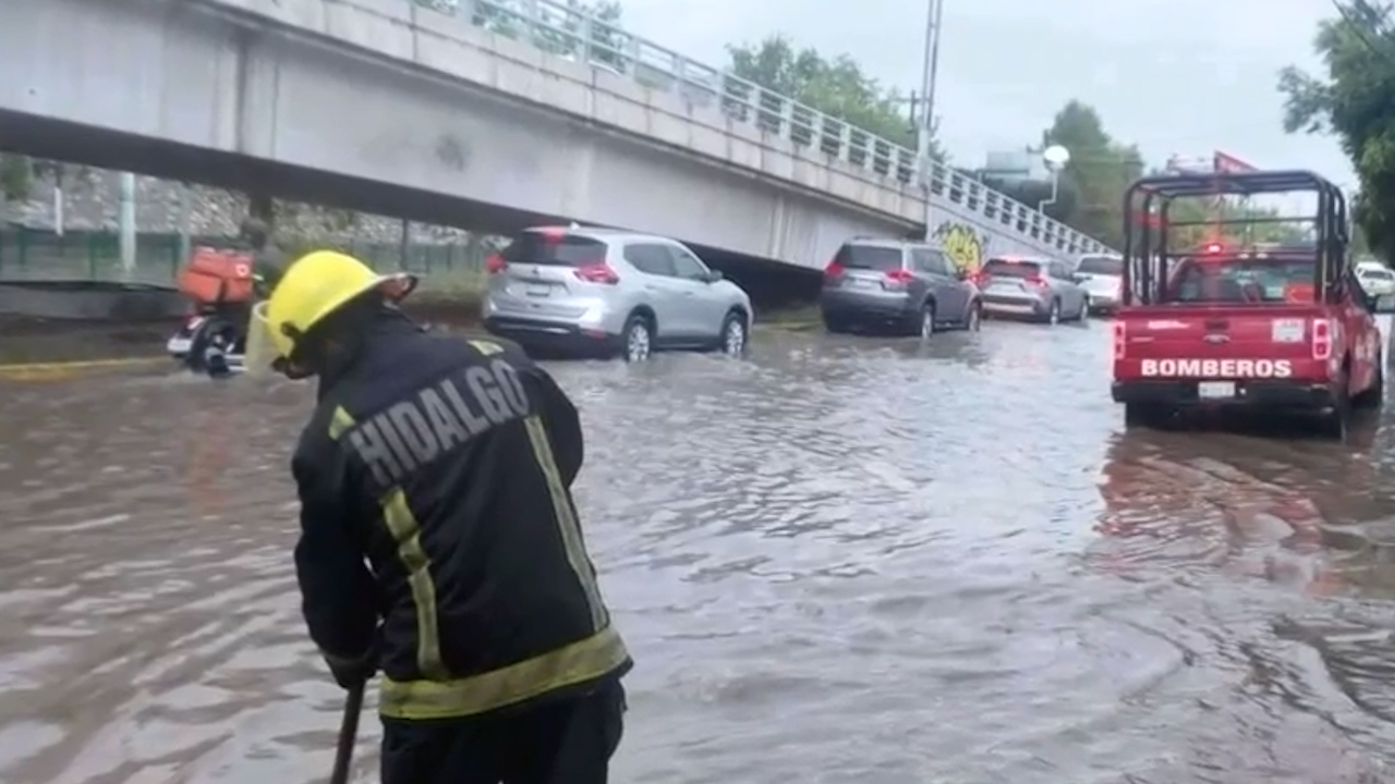 Fuertes lluvias causan inundaciones en calles y avenidas en Pachuca, Hidalgo