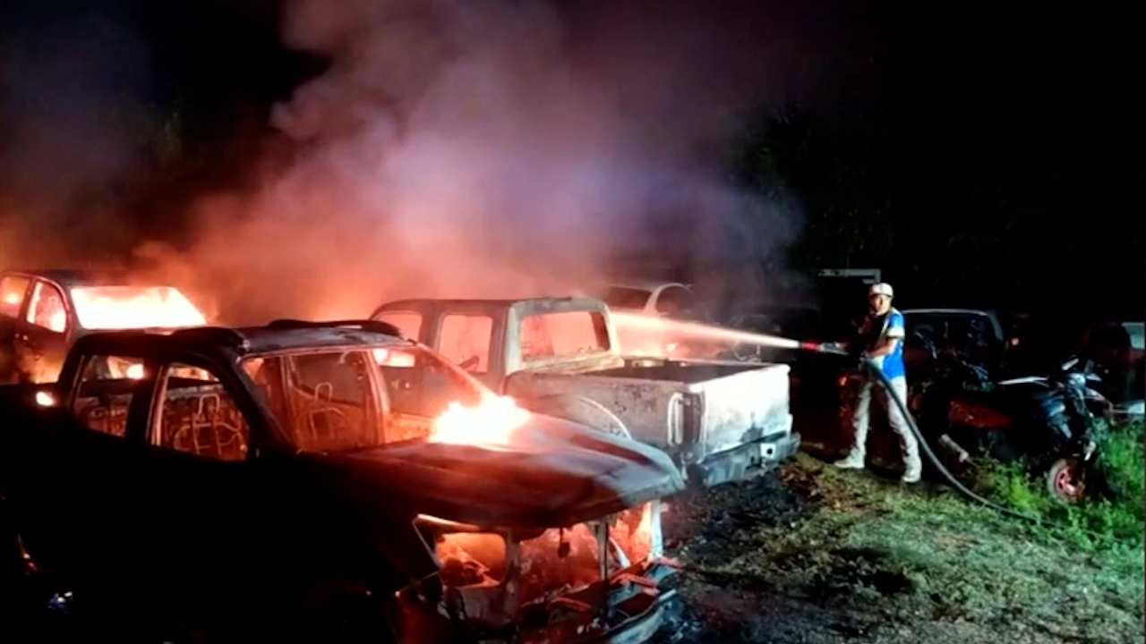 Incendio consume 27 vehículos en corralón de ‘Grúas MG’ en Acayucan, Veracruz