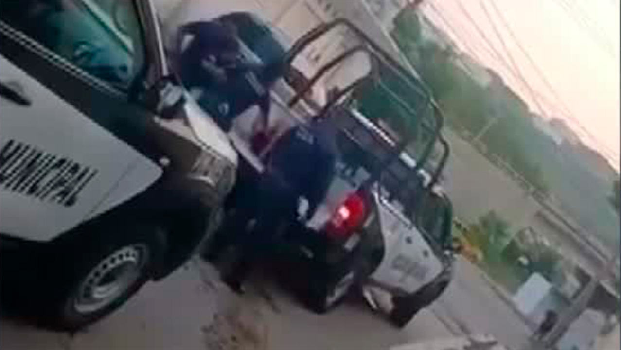 En Oaxaca, policía municipal agrede a golpes y patadas a una mujer detenida