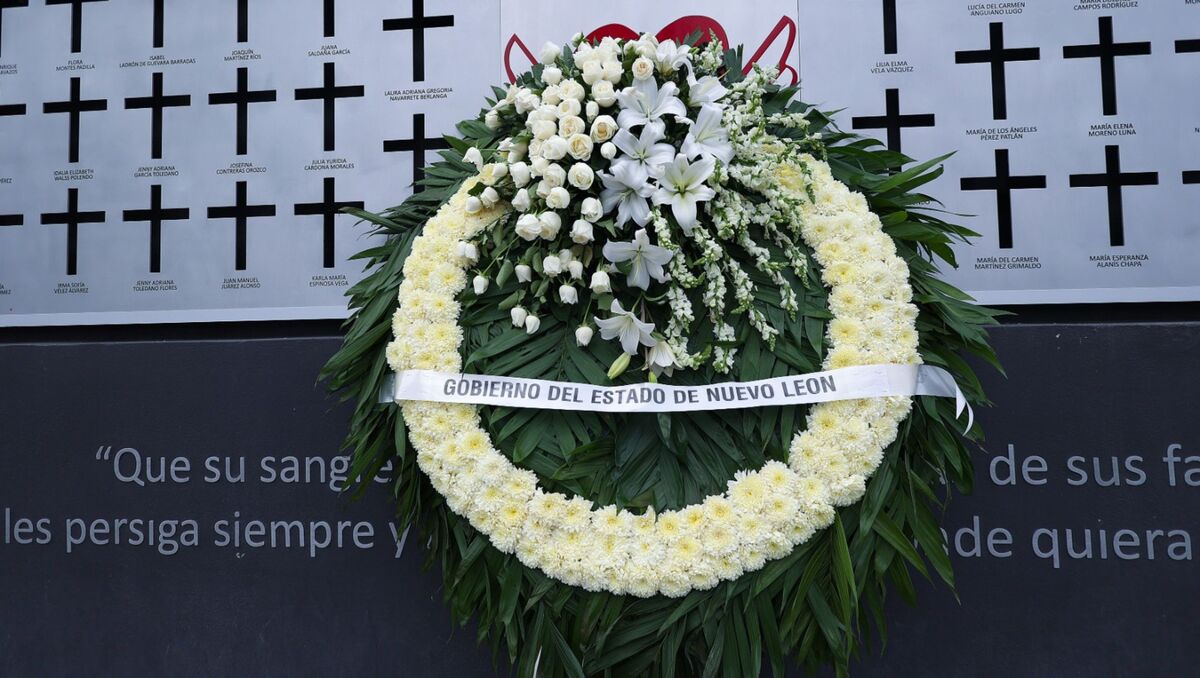En ese lugar, se observa la corona de flores, la misma en la que se lee que proviene de la administración estatal. | Foto: Jorge López.