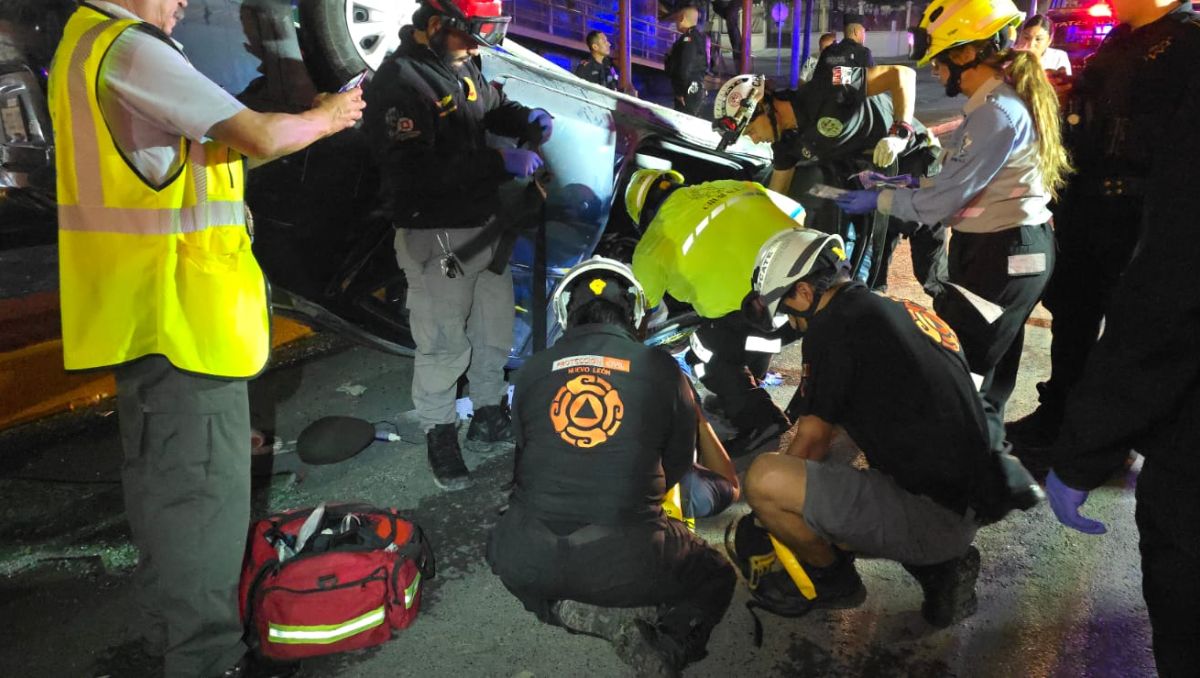 El paso elevado de la avenida Rangel Frías fue cerrado y reabierto minutos después | Especial
