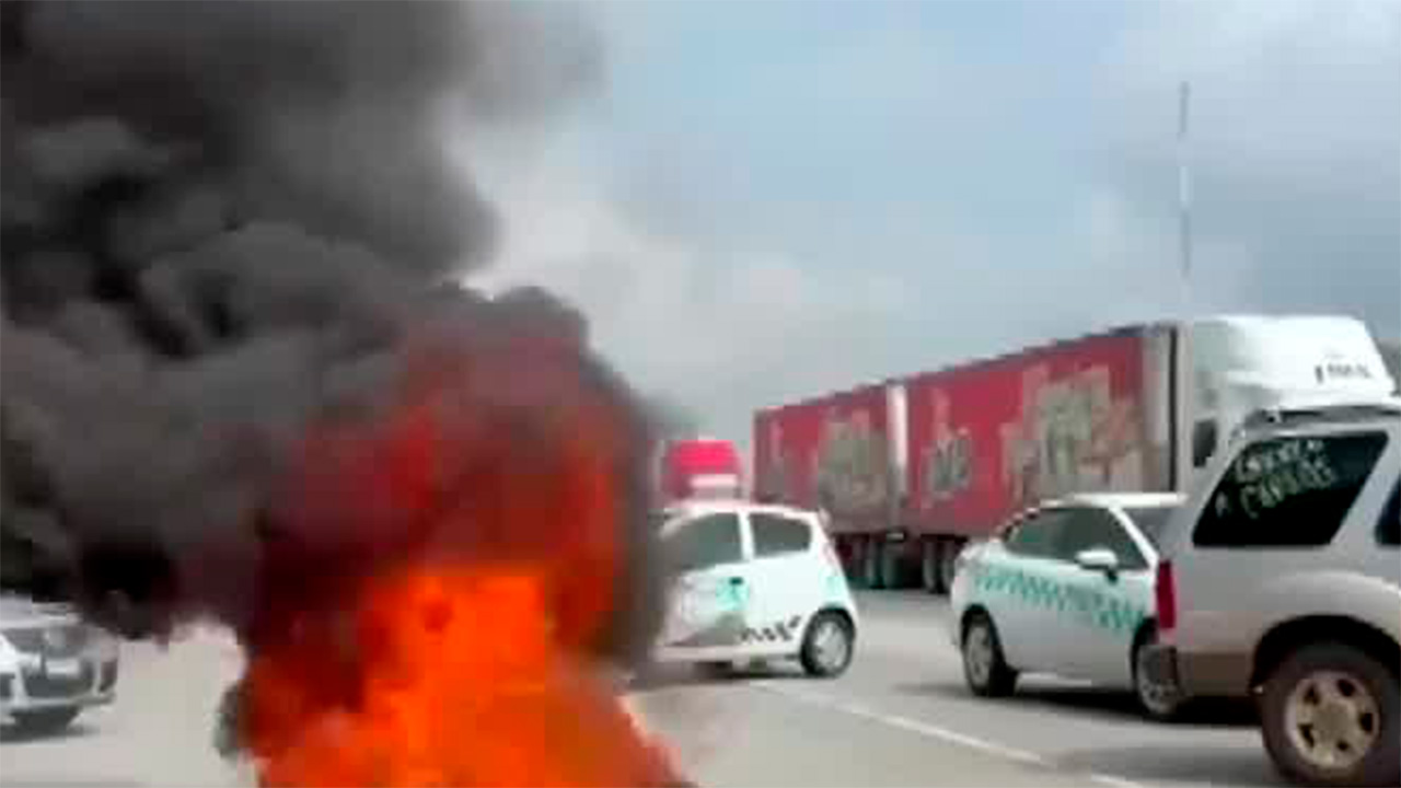 Se cumplen más de cinco horas de bloqueo en la autopista México-Querétaro