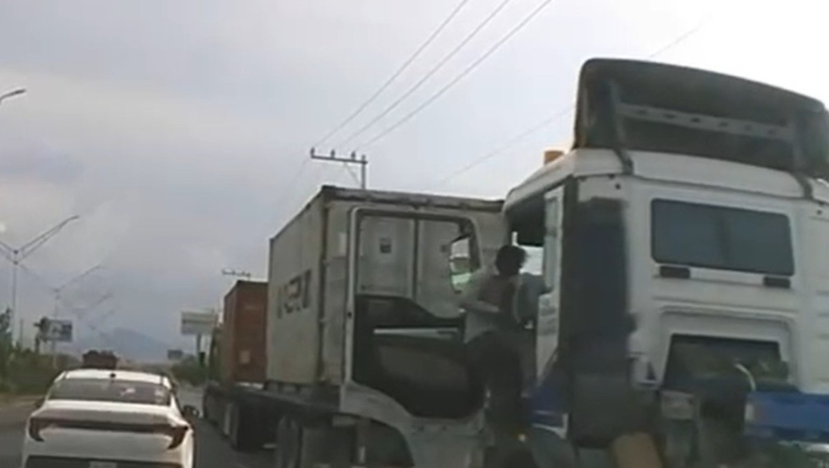 Un testigo alcanzó a grabar cuando uno de los conductores golpeaba a otro que aún estaba en la pesada unidad. Foto: Especial