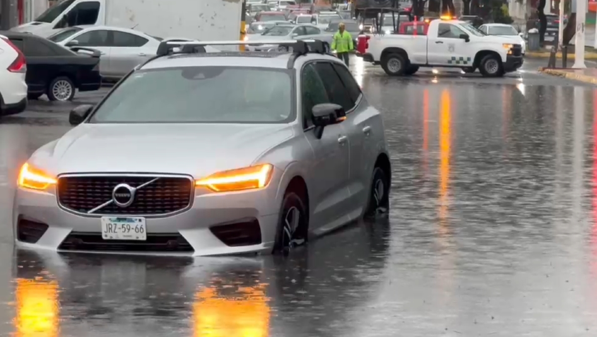 La tormenta de este domingo dejó varias inundaciones en Guadalajara (Foto: Alan Castellanos)