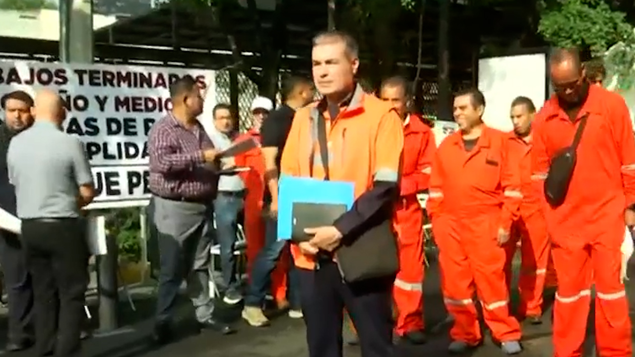 Trabajadores protestan cerca de la Torre de Pemex por falta de pago