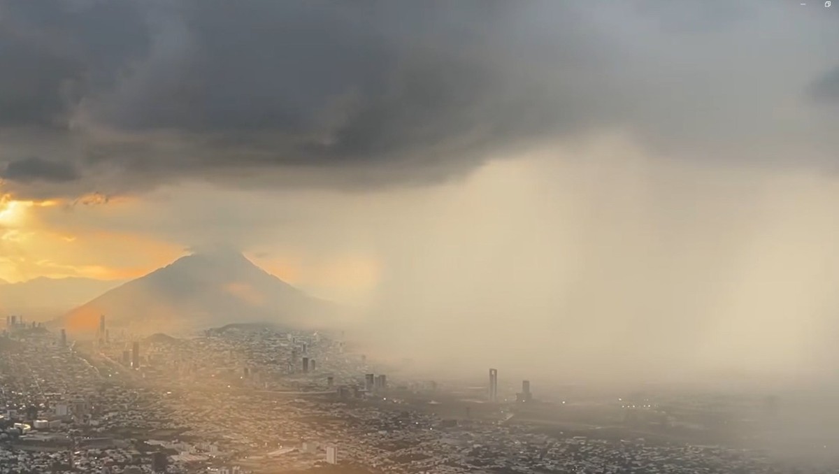 El video muestra el contraste del atardecer por un lado y la lluvia del otro. Foto: Especial