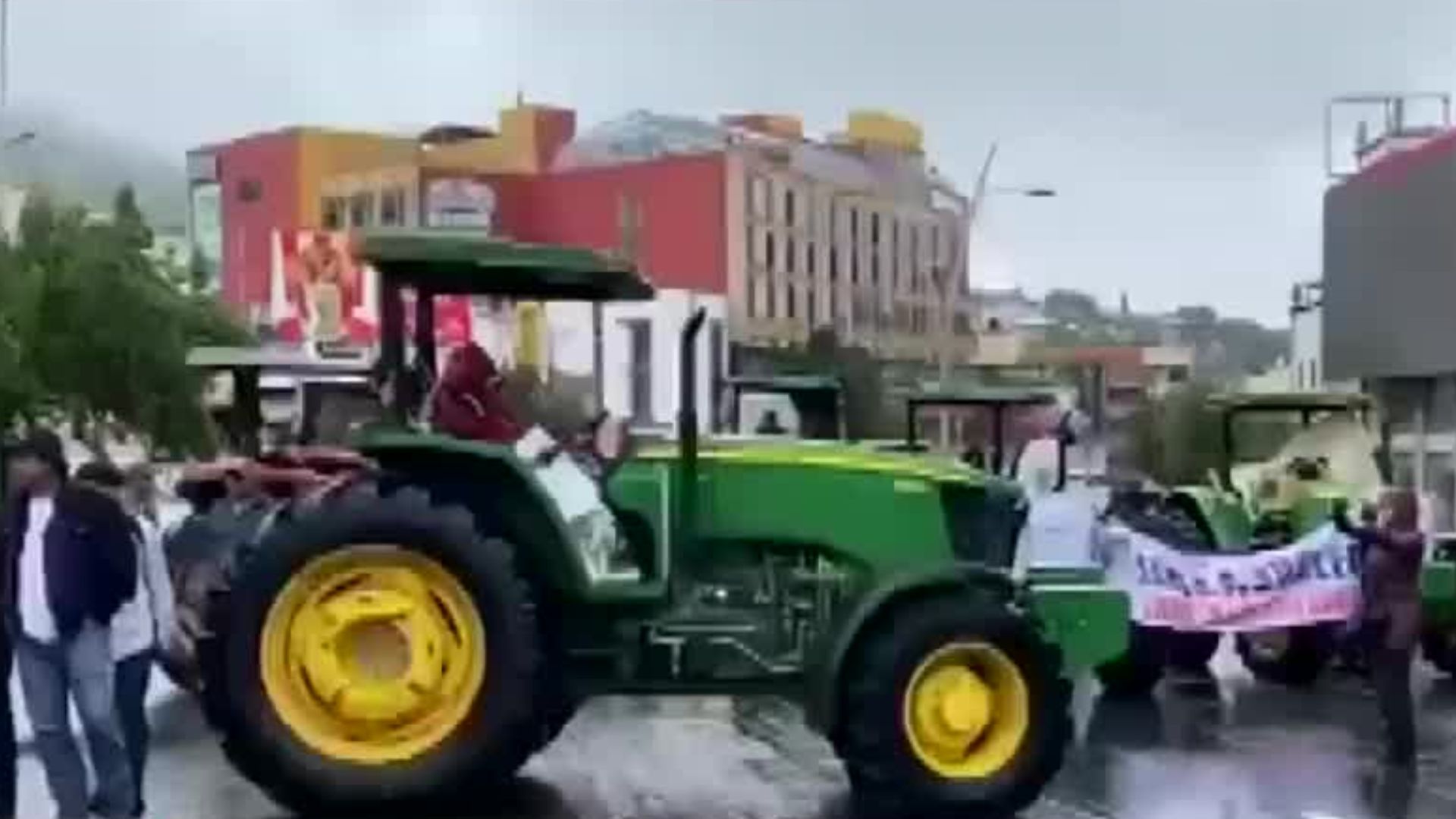 En Zacatecas, se realiza bloqueo vial para exigir la localización de un joven
