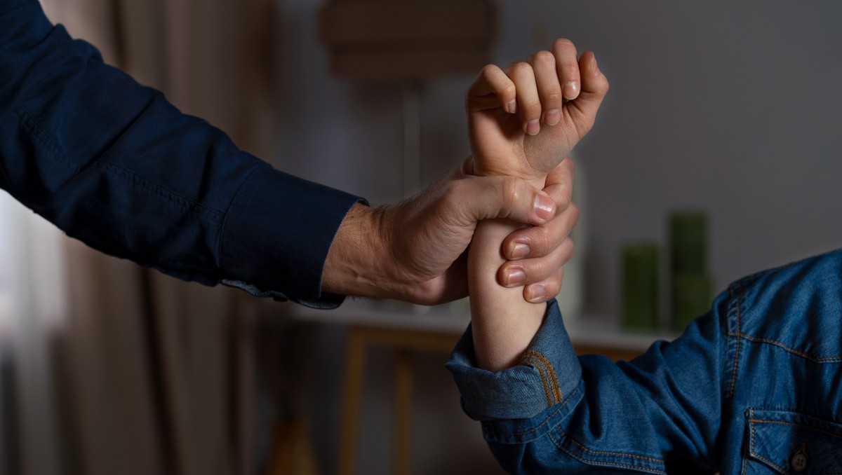 Hablar de sexualidad con niñas y niños puede ayudar a prevenir un abuso sexual | Freepik