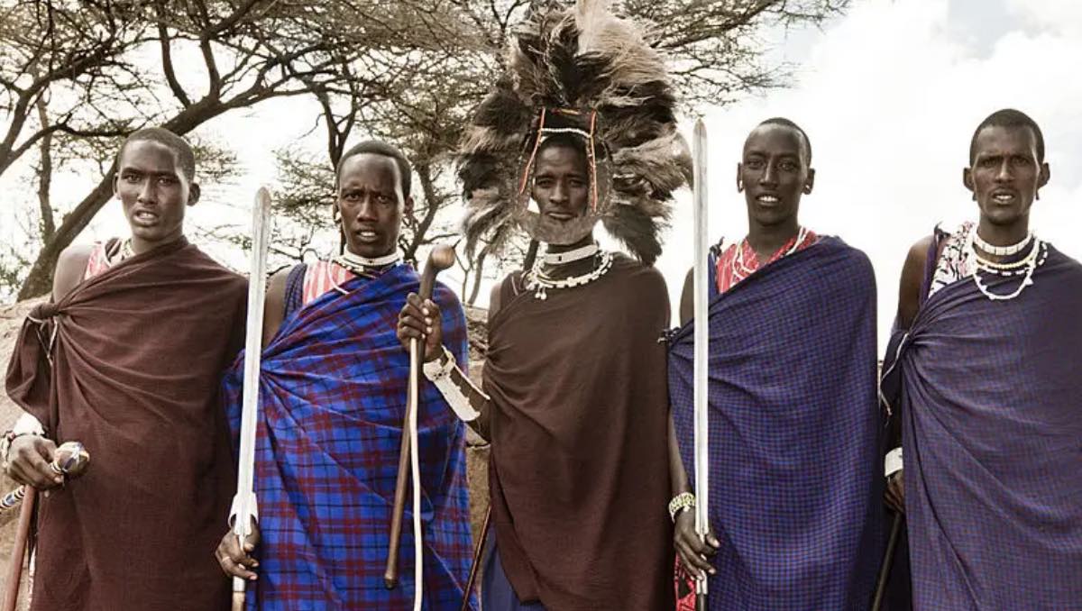 Mujer huye hacia una tribu africana. | ESPECIAL