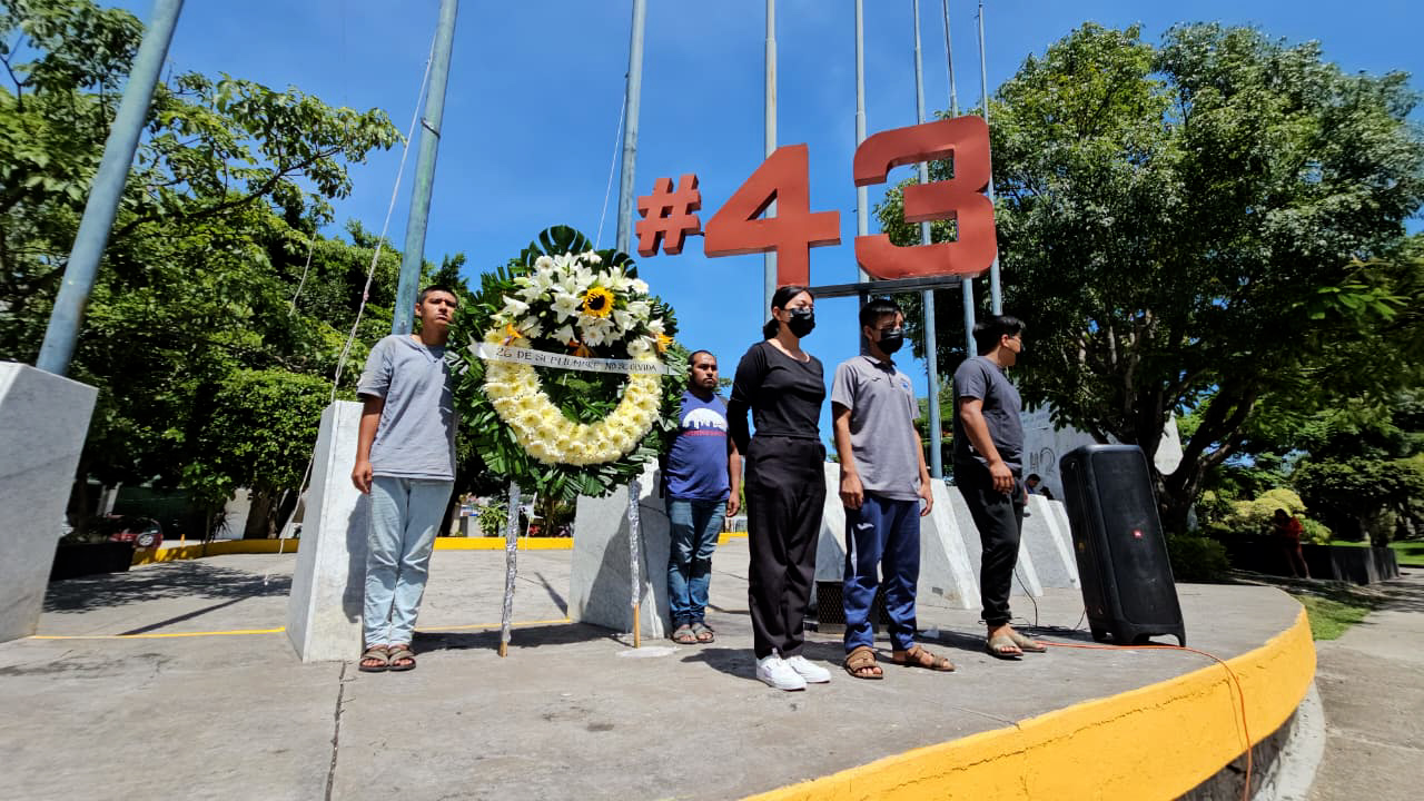 Normalistas de Ayotzinapa realizan mitin a 131 meses de la desaparición de los 43