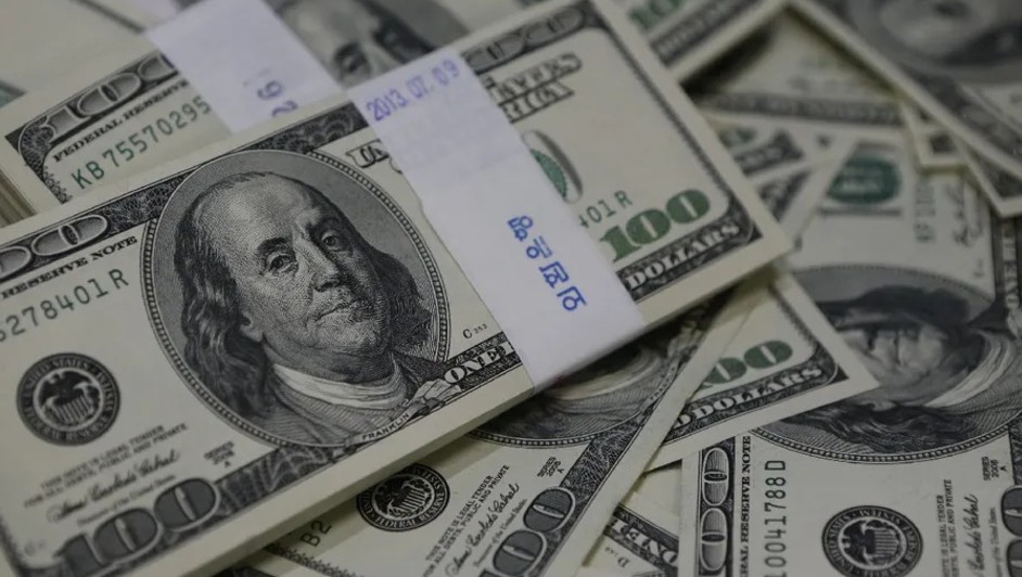 Cómo está el tipo de cambio HOY y a cuánto se vende el dólar en bancos.  | Foto: Reuters