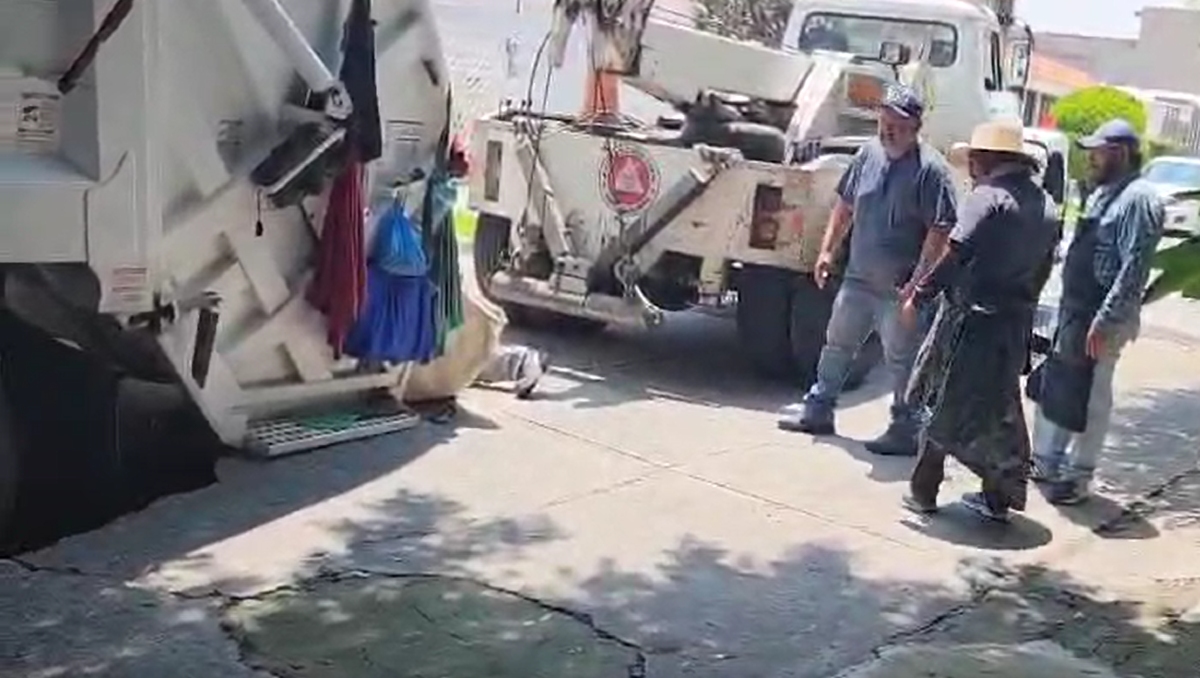 Los trabajadores de la limpieza ciudadana vieron interrumpido su derrotero por el gran hoyo (Foto: Alan Castellanos)