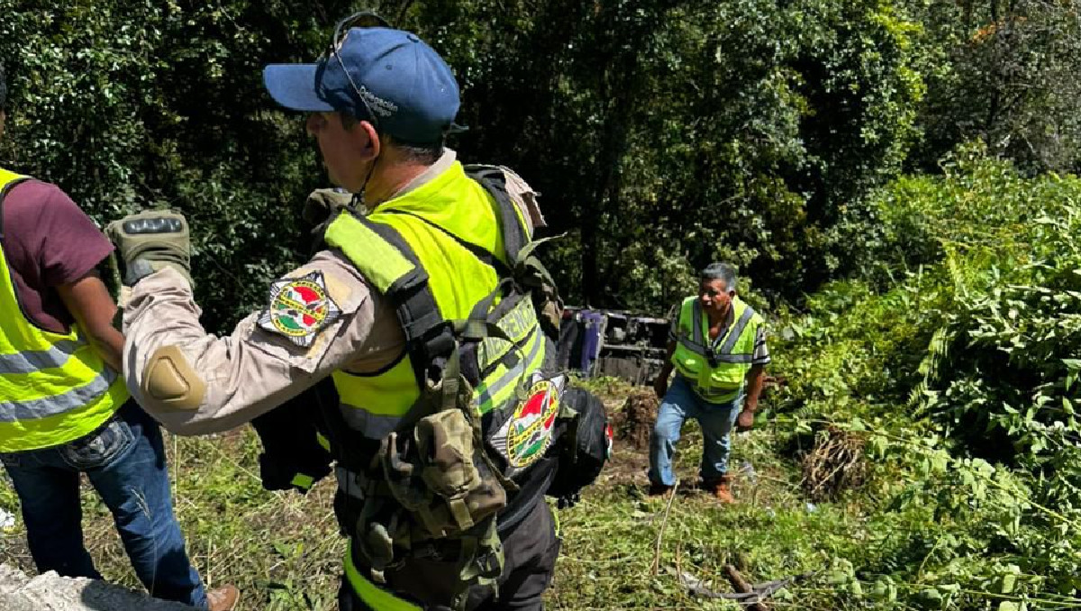 Volcadura de autobús de pasajeros en la carretera federal México-Tuxpan, altura de Huauchinango | Especial
