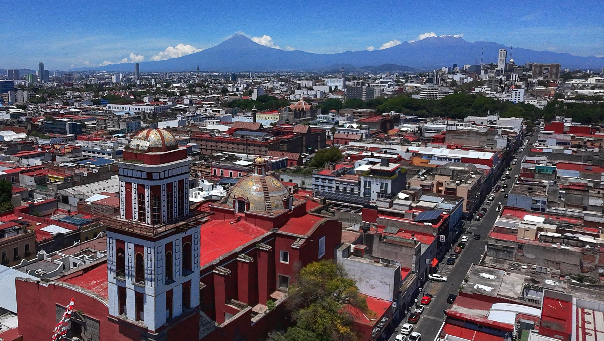 Volcán Popocatépetl: Vista del templo de San Agustín, y los volcanes de fondo | Andrés Lobato