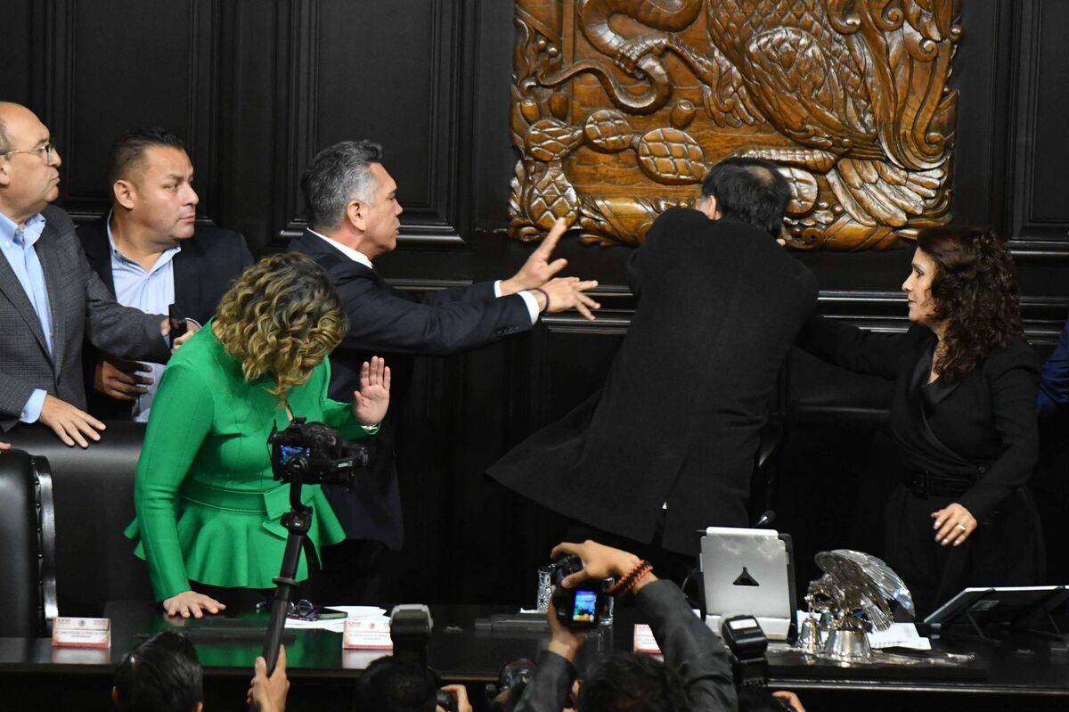 Alejandro Moreno empujó a Noroña y también a un trabajador del Senado. | Cuartoscuro