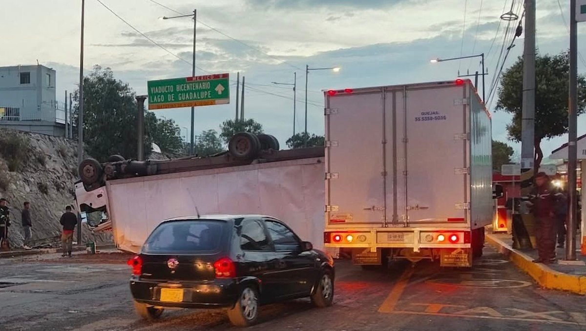 Conductor pierde el control y vuelca sobre la López Portillo. Foto: (Especial)