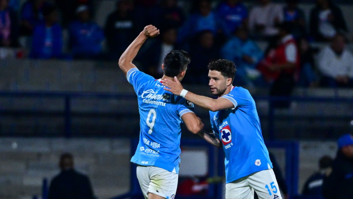 Cruz Azul subastará playeras de sus jugadores para apoyar a la familia de Fernando Navarro (Imago7)