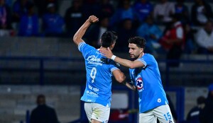 Cruz Azul subastará playeras de sus jugadores para apoyar a la familia de Fernando Navarro.