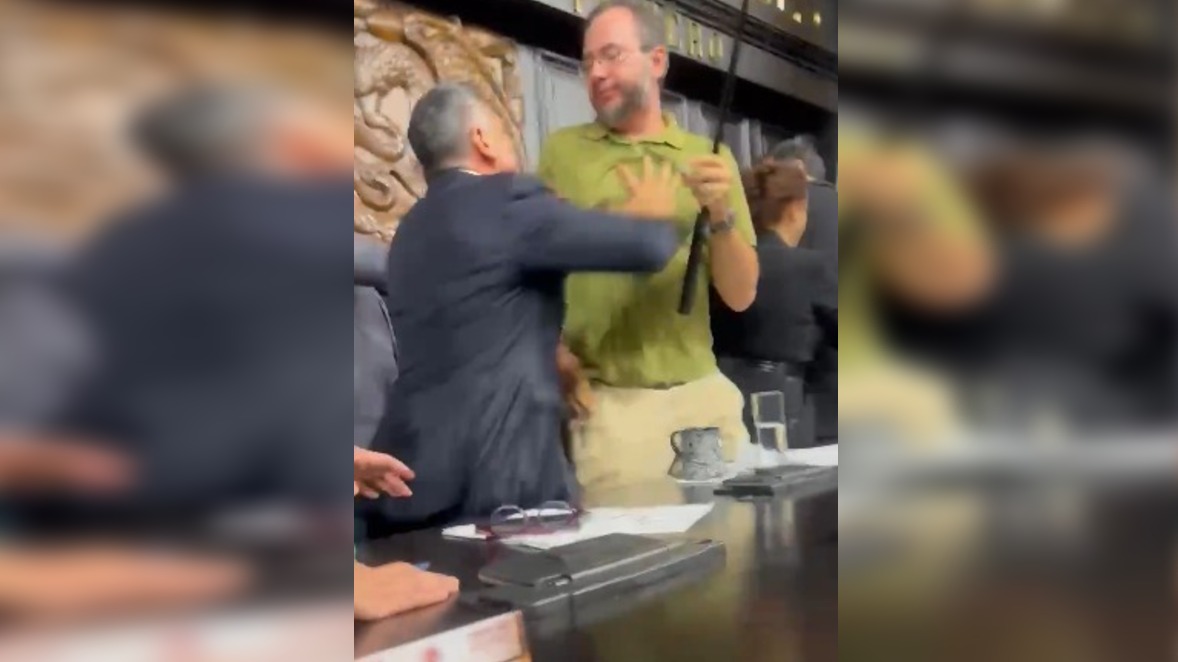 El trabajador del Senado cayó y fue agredido por más personas.