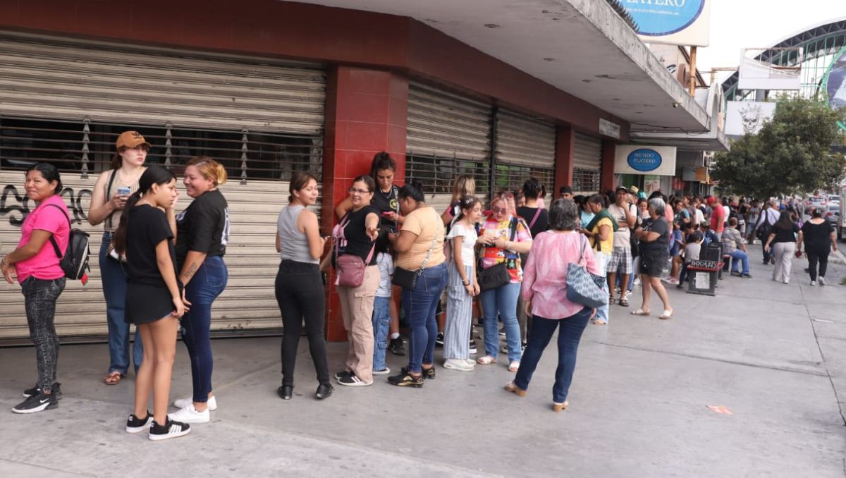 Las filas abarcaban de entre dos y tres cuadras en el Centro de Monterrey. | Luis Guerra