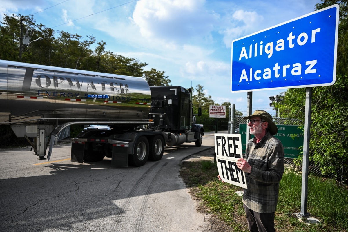Gobernador de Florida, Ron DeSantis, dijo que las deportaciones continuarán en medio de los Everglades. | AFP