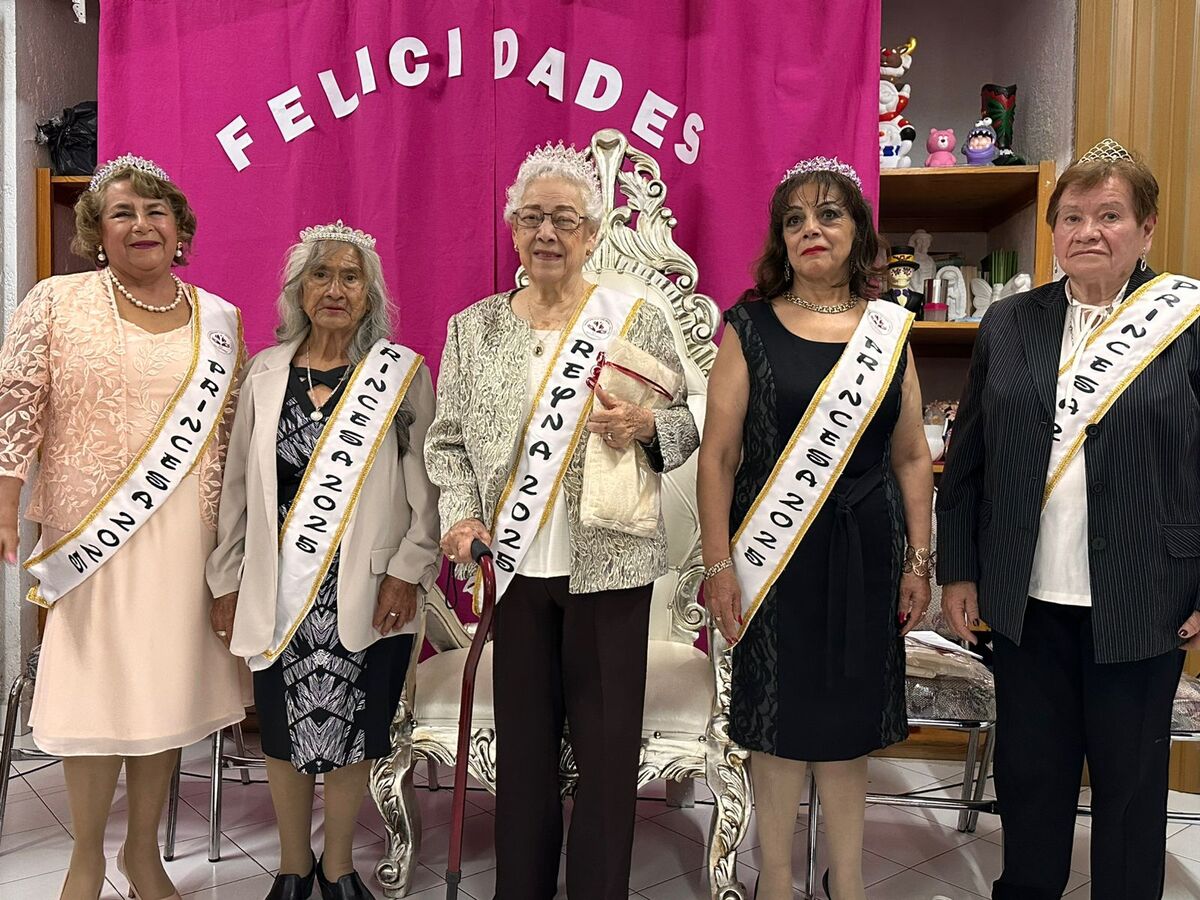 Graciela Ballesteros Peña fue coronada como Reina de la Casa Club de la Tercera Edad.