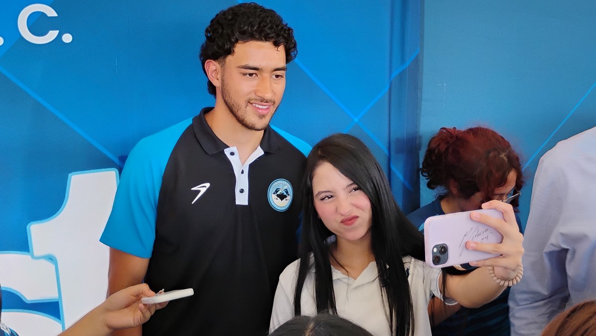 Misael Pedroza convivió con alumnos de la Preparatoria Icest. (Víctor Durán)