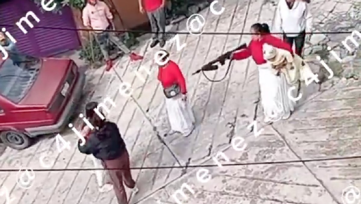 La mujer con el bebé en brazos amenazó con disparar su arma. Foto: (Especial)