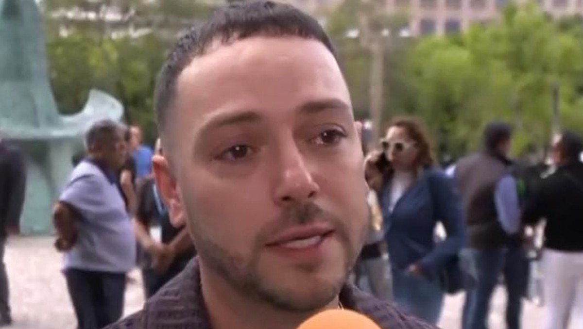 Pee Wee rompe en llanto tras comunicar que encontró muerto a su papá. | Captura Hoy.