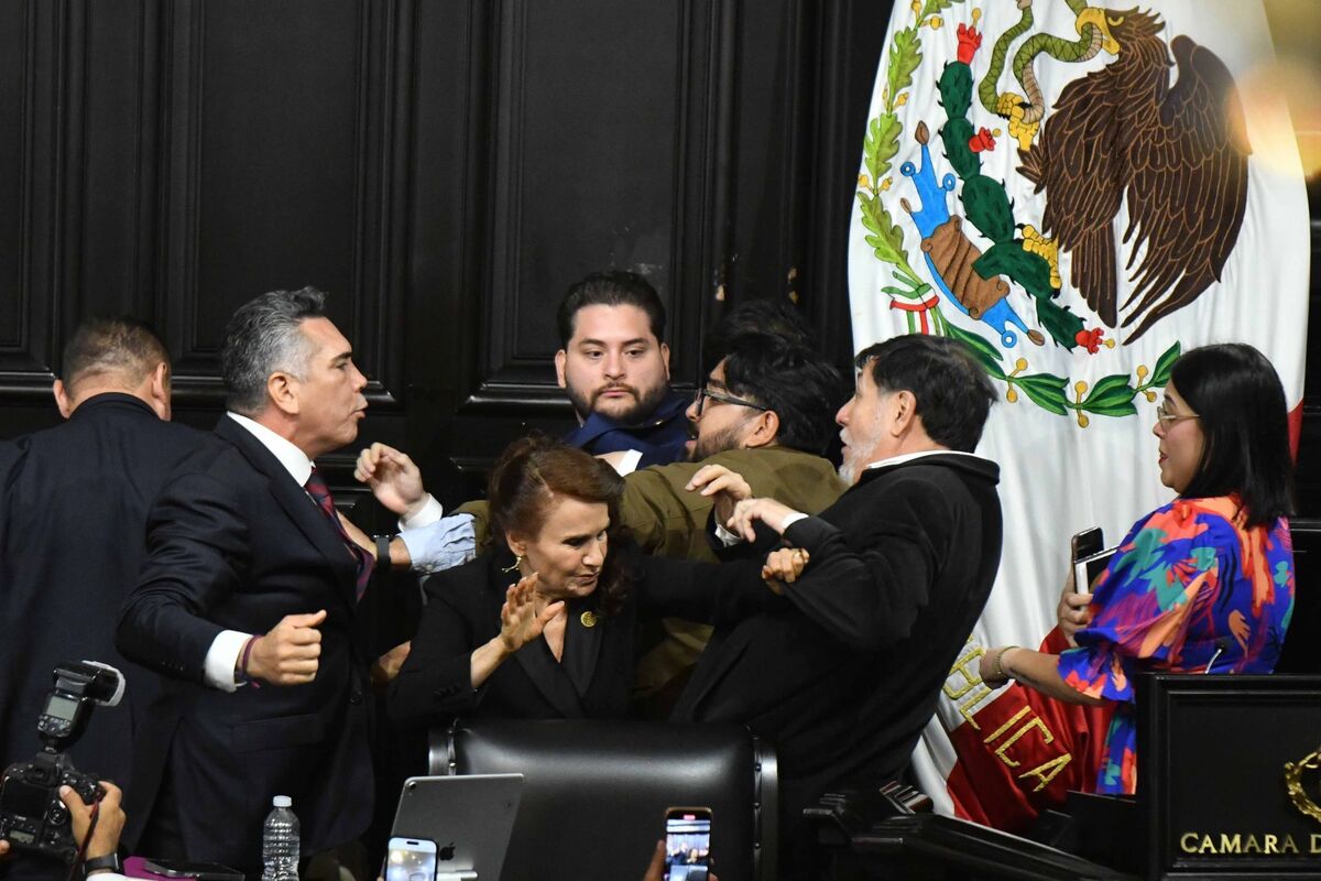 Ambos políticos discutieron hasta que iniciaron un conato de bronca en la tribuna. | Cuartoscuro