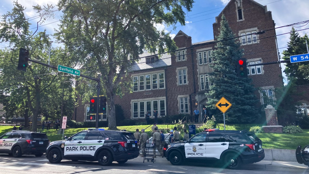 El tiroteo se registró en una escuela católica de Minneapolis | Foto: AFP