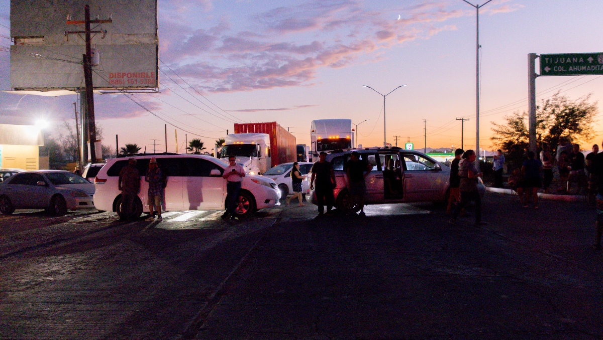 Los vecinos de la colonia Ahumadita bloquearon la carretera Mexicali-Tijuana. |  Said Betanzos