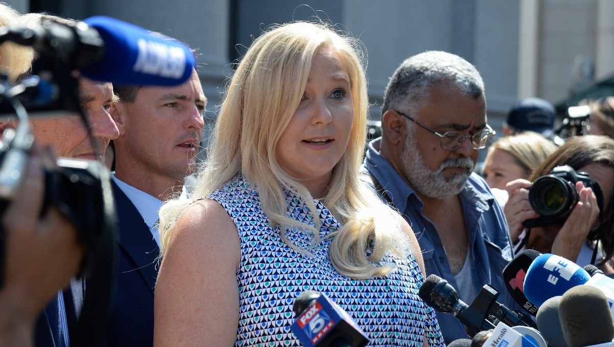 Virginia Roberts Giuffre, tras una audiencia sobre cargos penales contra Epstein llevada a cabo en un tribunal en 2019. (The New York Times)