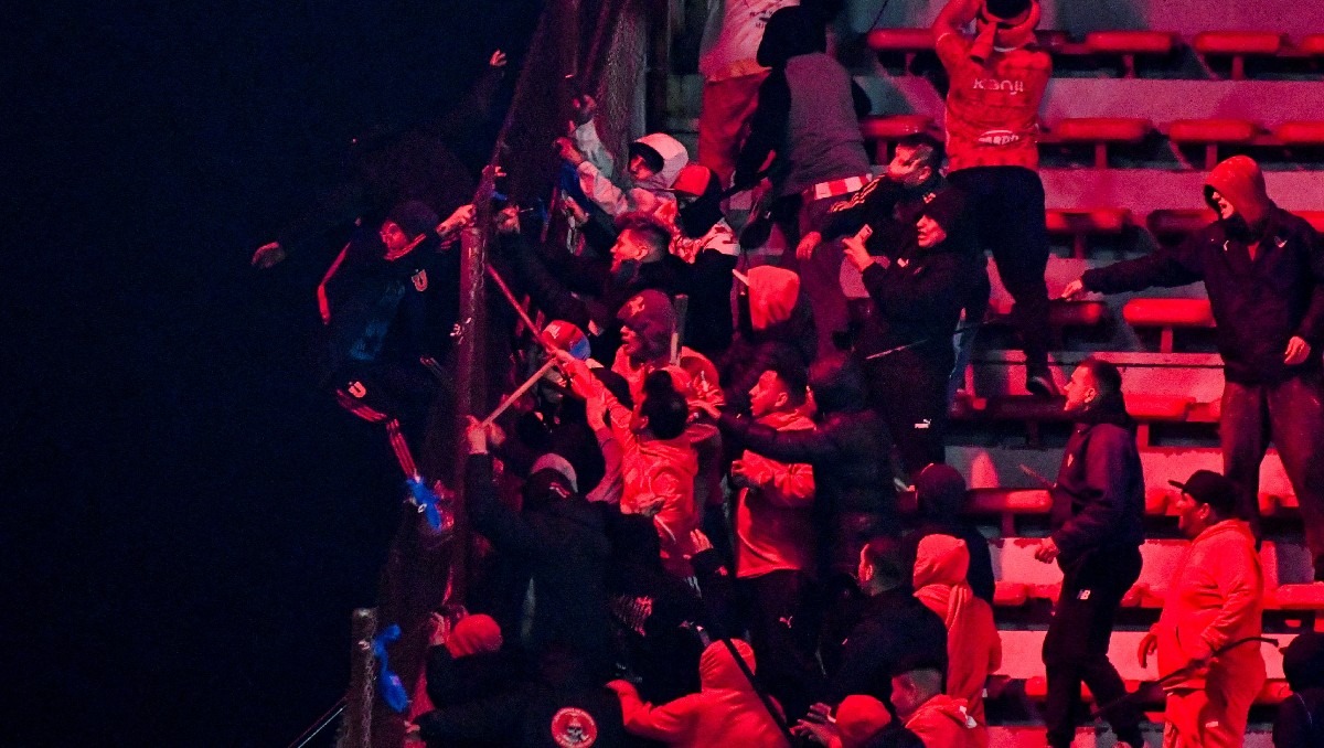 Fue dado de alta aficionado de la U de Chile que cayó de tribuna (Reuters)
