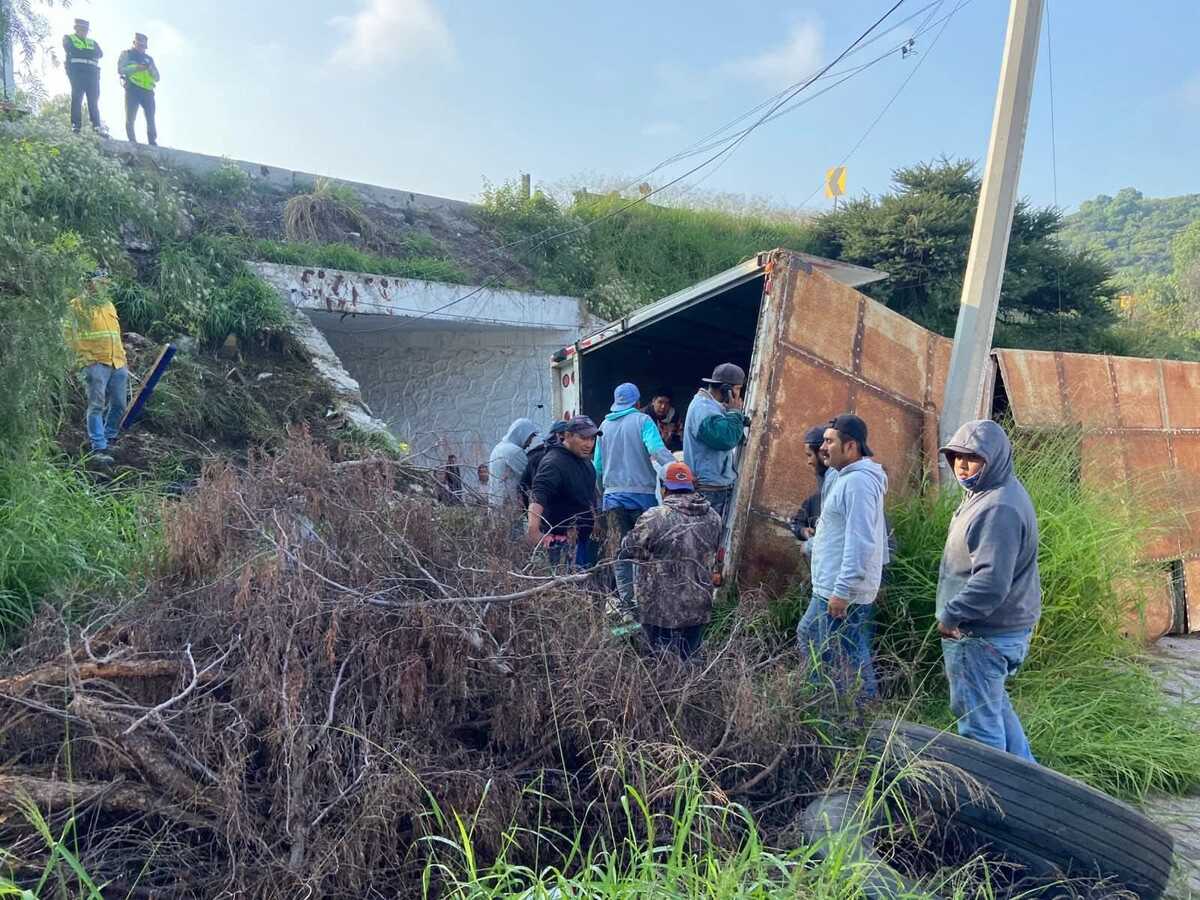 Camión vuelca en puente en la México-Querétaro. (Cortesía)