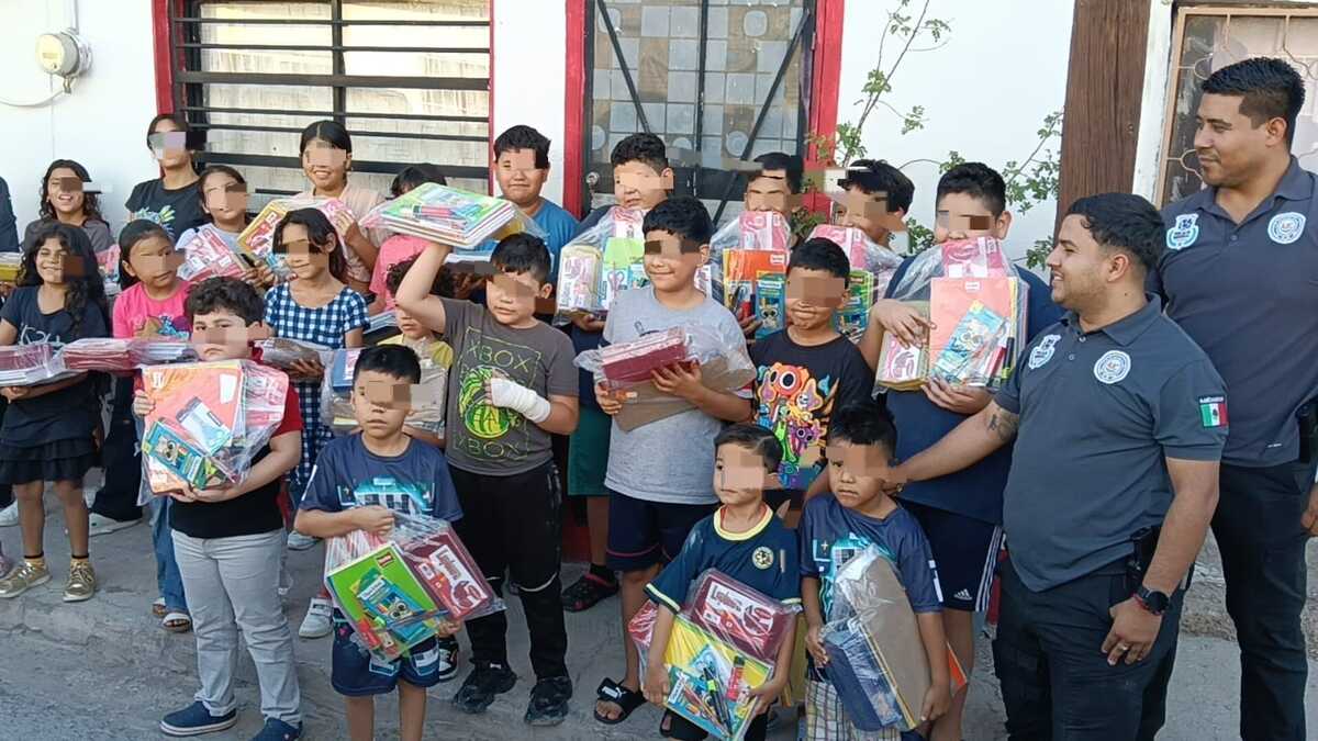 Los estudiantes de educación básica de este sector, al poniente de la ciudad, fueron beneficiados con poco más de 50 paquetes escolares.