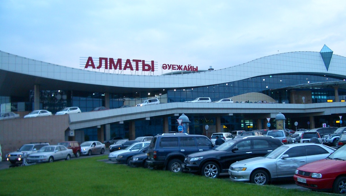 La pareja intentaba abordar un avión en el Aeropuerto Internacional de Almaty. (Especial)