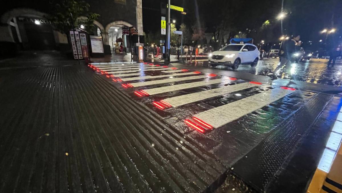 Ricardo Moreno inauguró los pasos inteligentes en Toluca, obra de 14 mdp que prioriza a peatones y ciclistas. Foto: Alondra Ávila