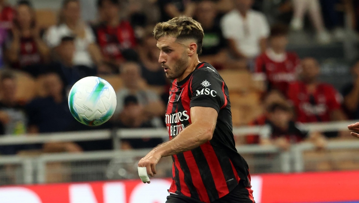 Santiago Gimenez habría lesionado, por accidente, al nuevo refuerzo del Milan (EFE)