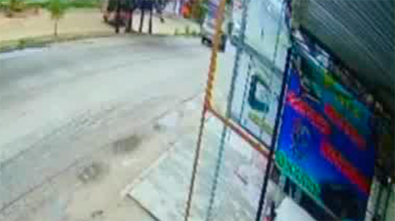En Chiapas, cae camión de carga sobre las piernas de una mujer y no hay responsables