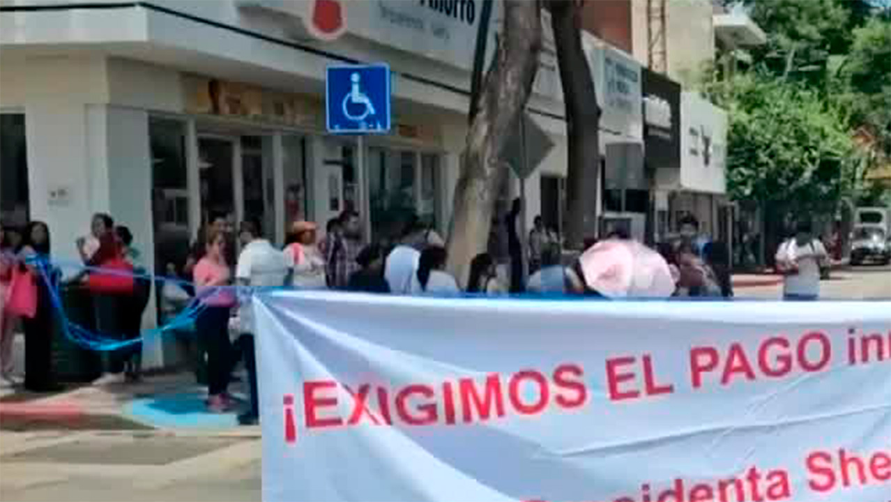 En Chiapas, maestros interinos se manifiestan para exigir pagos de salarios atrasados