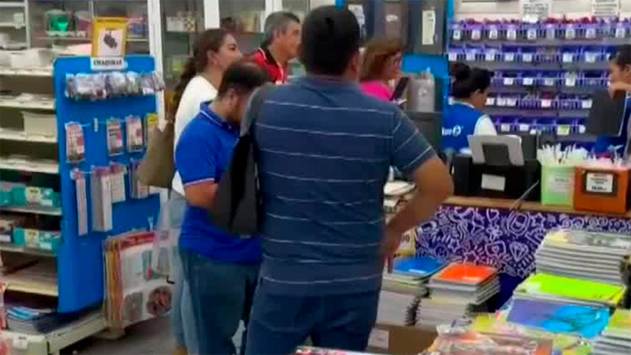 En Chiapas, padres de familia realizan compras de útiles escolares de último momento