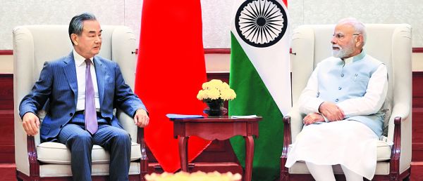 El delegado de Asuntos Exteriores chino, Wang Yi, dialoga con el primer ministro Narendra Modi. Reuters