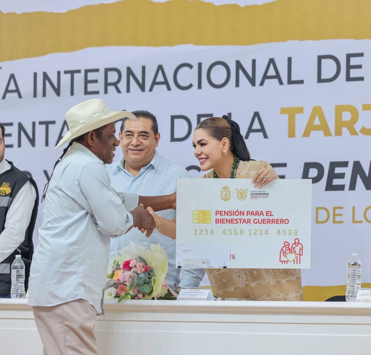 La gobernadora Evelyn Salgado entrega las primeras Tarjetas Doradas a adultos mayores durante evento en Chilpancingo | Especial