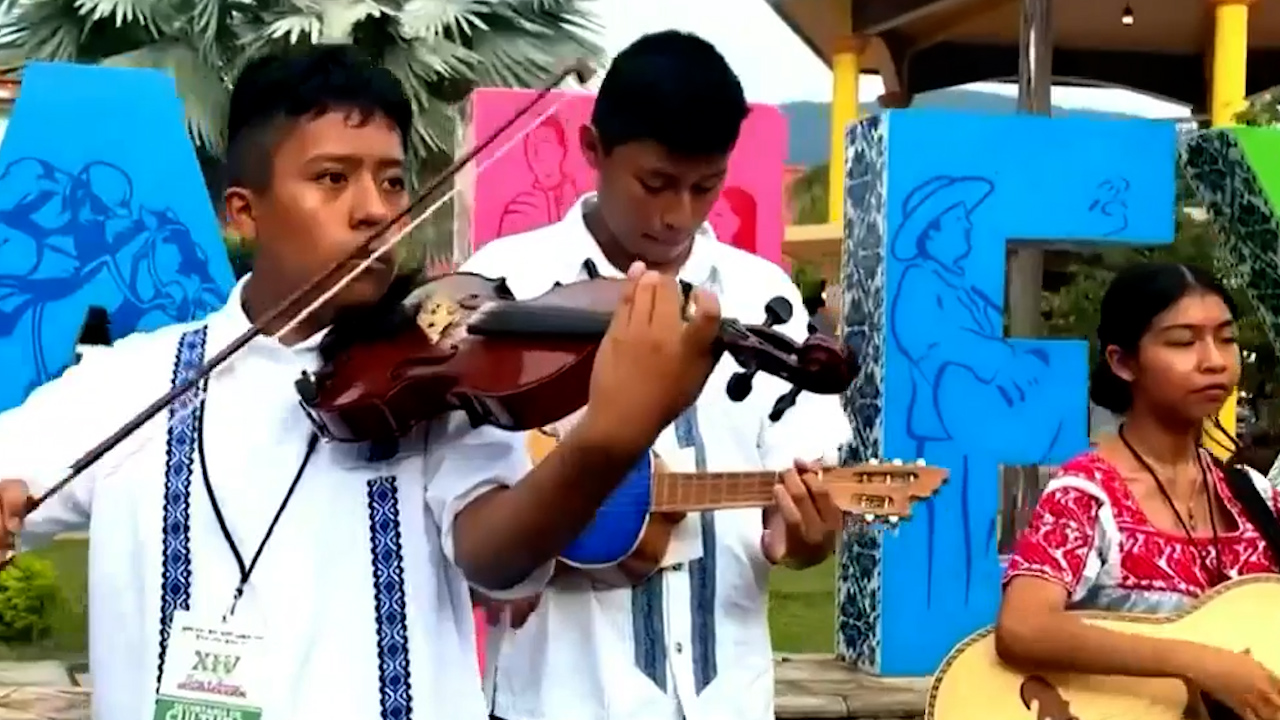 Imparten talleres de música tradicional como parte de la preservación cultural en Huautla