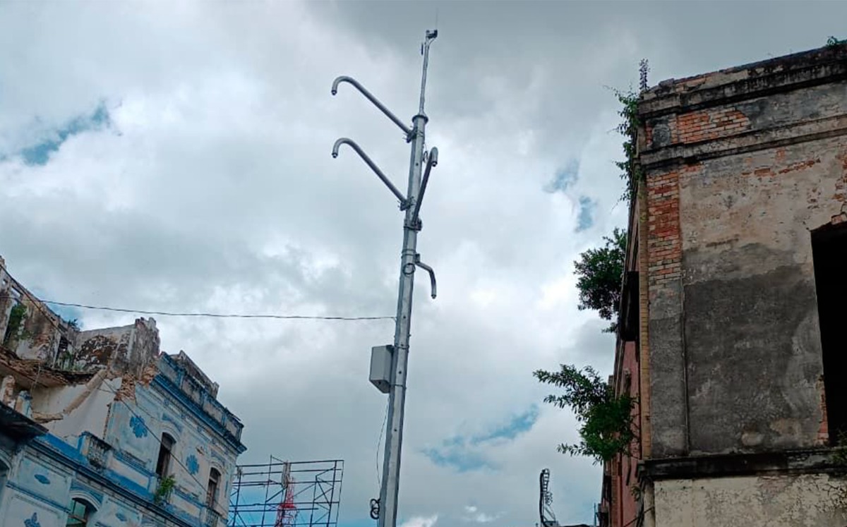 Instalan poste nuevo con infrestructura para cámaras del C5 en Tampico. | Jesús Alberto García