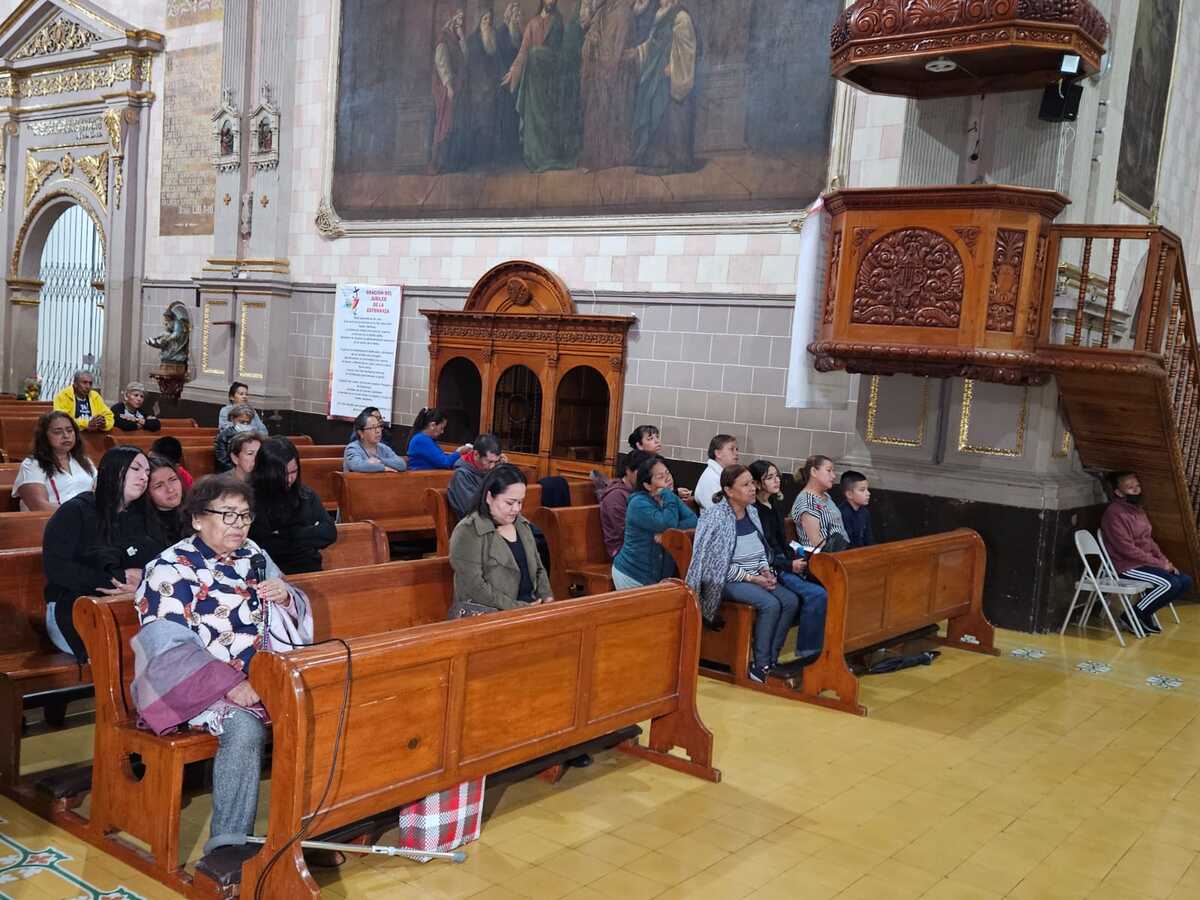 Se llevó a cabo una hora santa para pedir por el eterno descanso de los dos jóvenes en la Parroquia de San Felipe Apóstol | Guillermo Esquivel