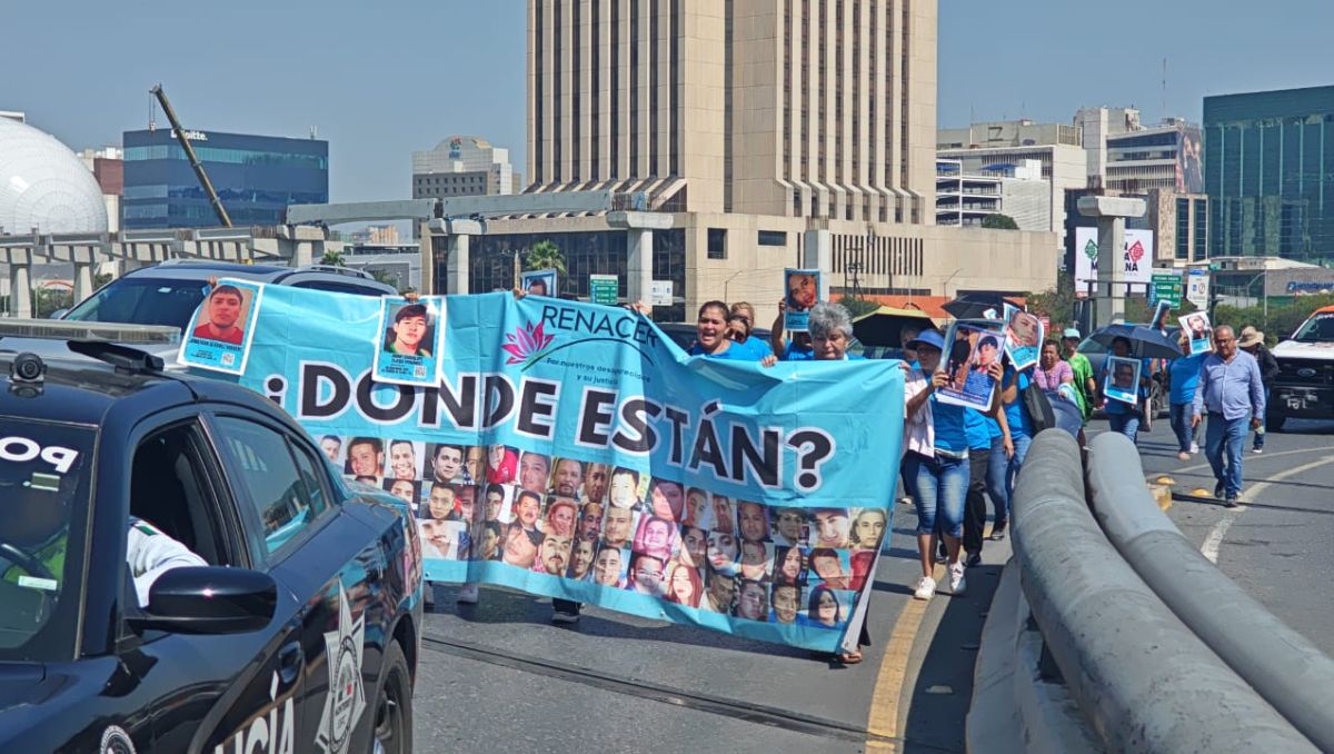 Las mujeres marcharon por Padre Mier, Pino Suarez, Ocampo y realizaron un plantón en las oficinas de la Fiscalía. Francisco Zúñiga