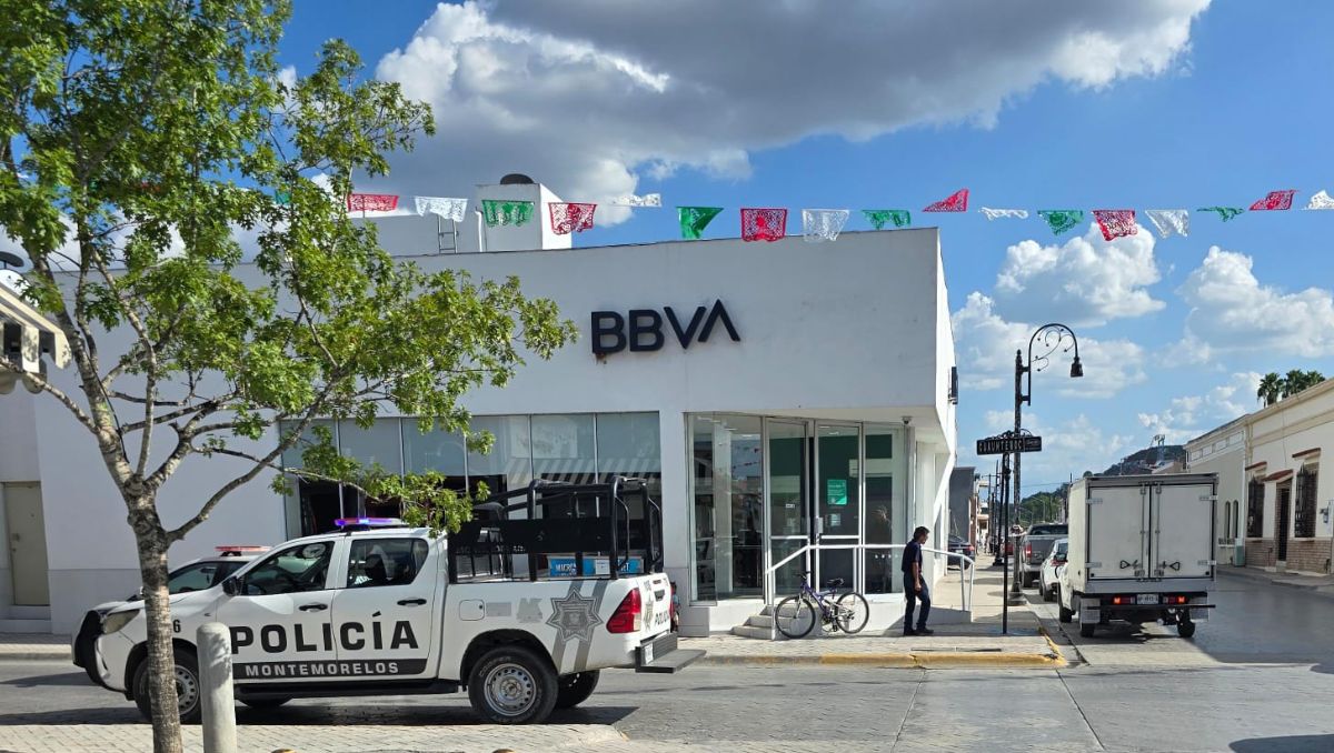 Tras el robo, se registró un intensa movilización policiaca en el banco. | Martha Zamora